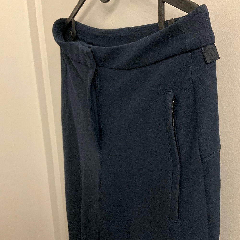 Lululemon on the move pants in navy blue, size 6